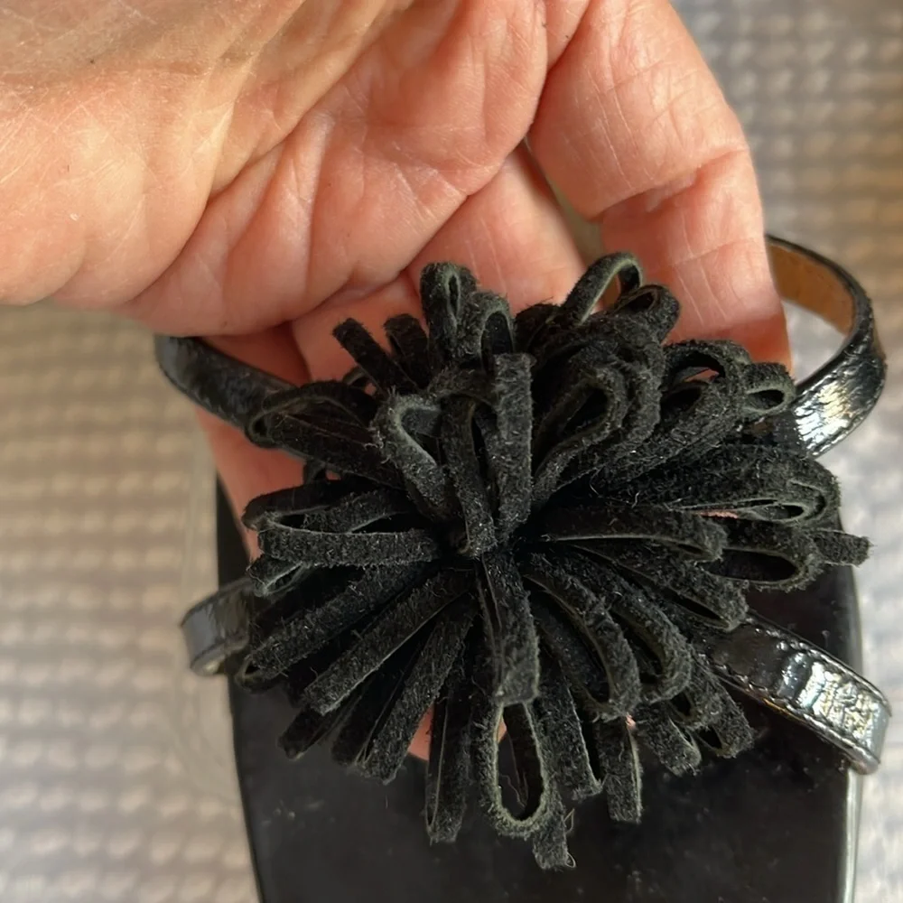 Hillard & Hanson black patent leather 1.5 inch heeled sandals. Size 6.5.